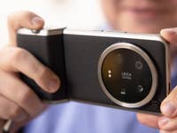 Xiaomi 14 Ultra, horizontal gehalten mit Pro-Photography-Kit