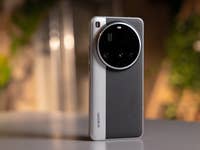 Xiaomi 15 Ultra-Smartphone mit kreisförmigem Kameramodul auf einem eleganten Design.