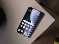 Xiaomi 15 Ultra-Smartphone auf einem Tisch, zeigt den Startbildschirm und App-Symbole.