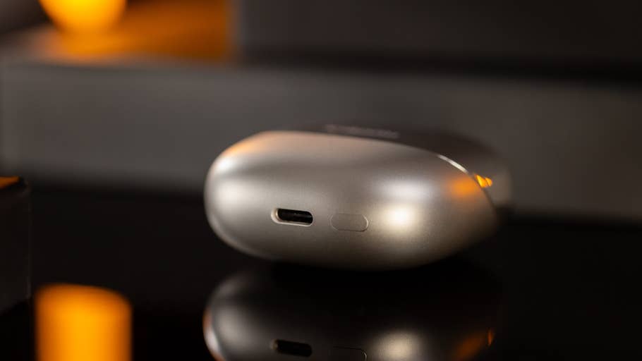 Nahaufnahme der Xiaomi Buds 5 Ladehülle mit USB-C-Anschluss.