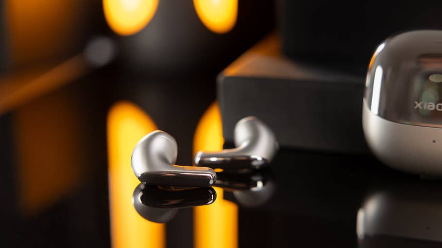 Drahtlose Ohrhörer Xiaomi Buds 5 in Silber und Schwarz.