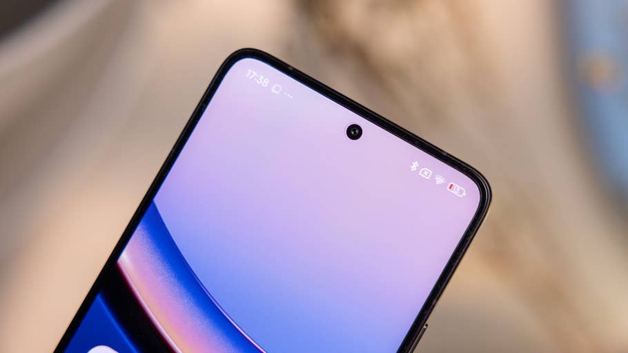 Nahaufnahme des Bildschirms eines Poco F7 Ultra-Smartphones mit minimalistischem Design.