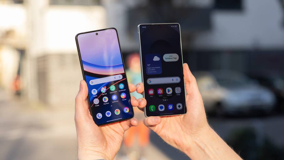 Zwei Smartphones, die im Freien in Händen gehalten werden, eines mit buntem App-Interface und das andere mit einem Wetter-Widget.