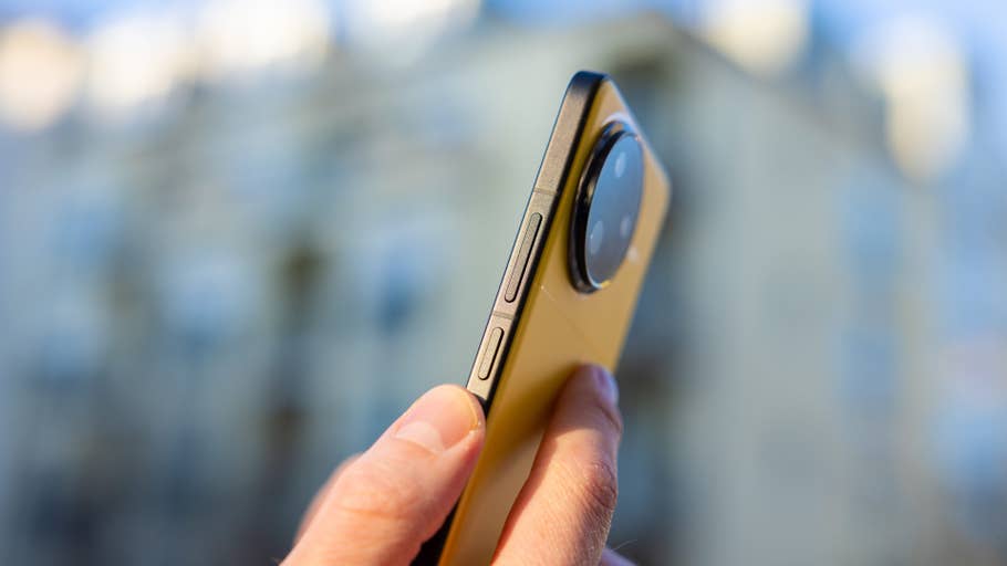 Eine Person hält ein Poco F7 Ultra-Smartphone, das seine seitlichen Tasten und das Kameramodul zeigt.