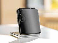 Ein Xiaomi Mix Flip-Smartphone steht auf einem Tisch und zeigt sein schlankes Design sowie die Dual-Kamera-Anordnung.