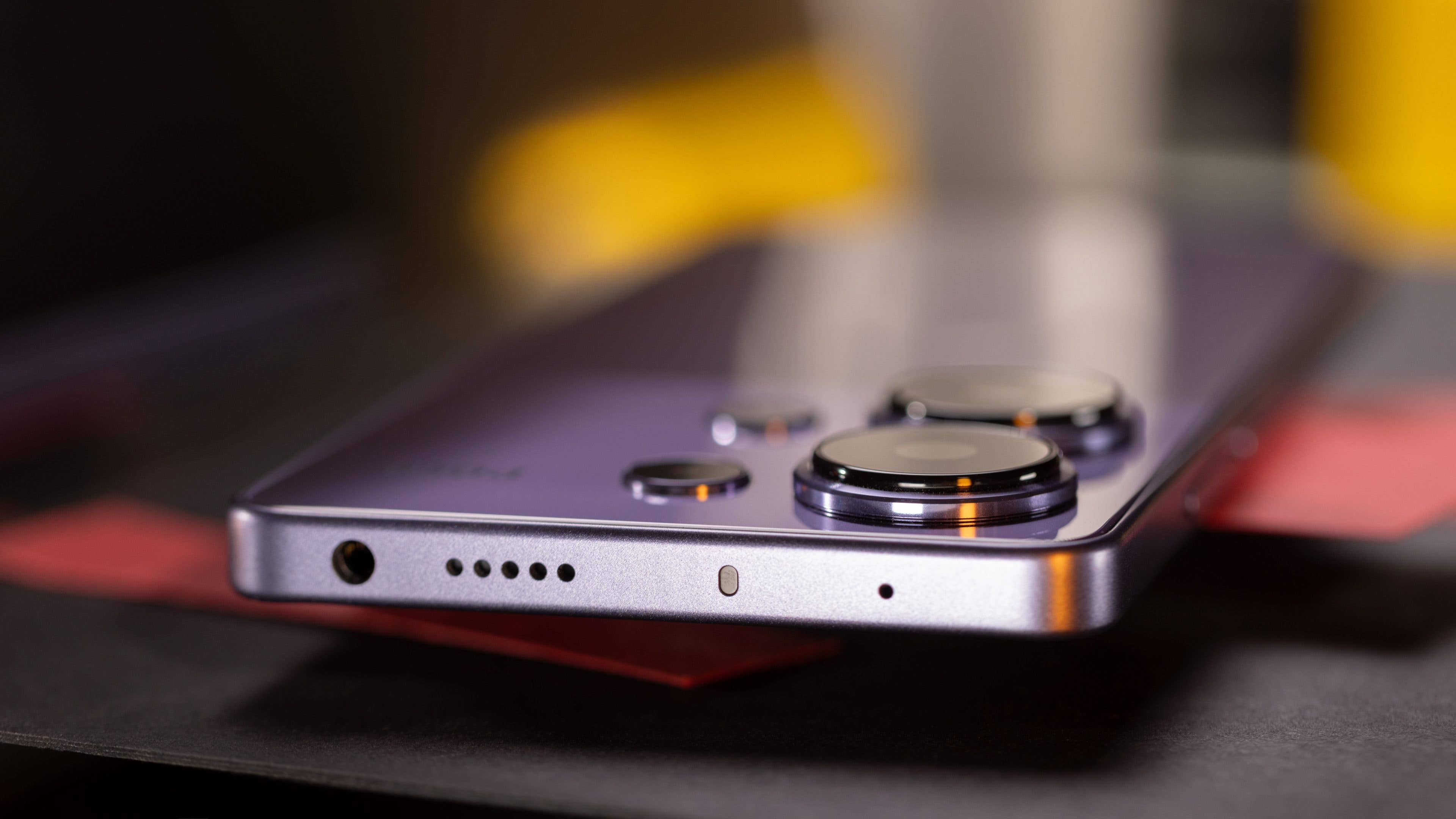 Poco M6 Pro von schräg oben mit Blick auf die Kamerasensoren