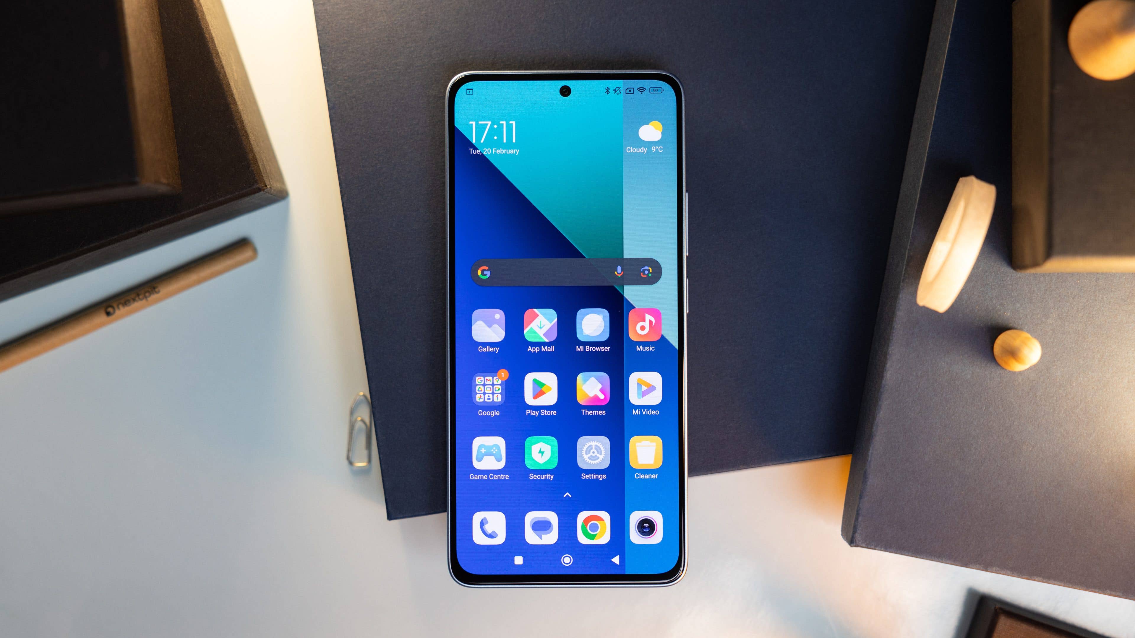 Xiaomi Redmi Note 13 4G von vorn mit aktivem Display