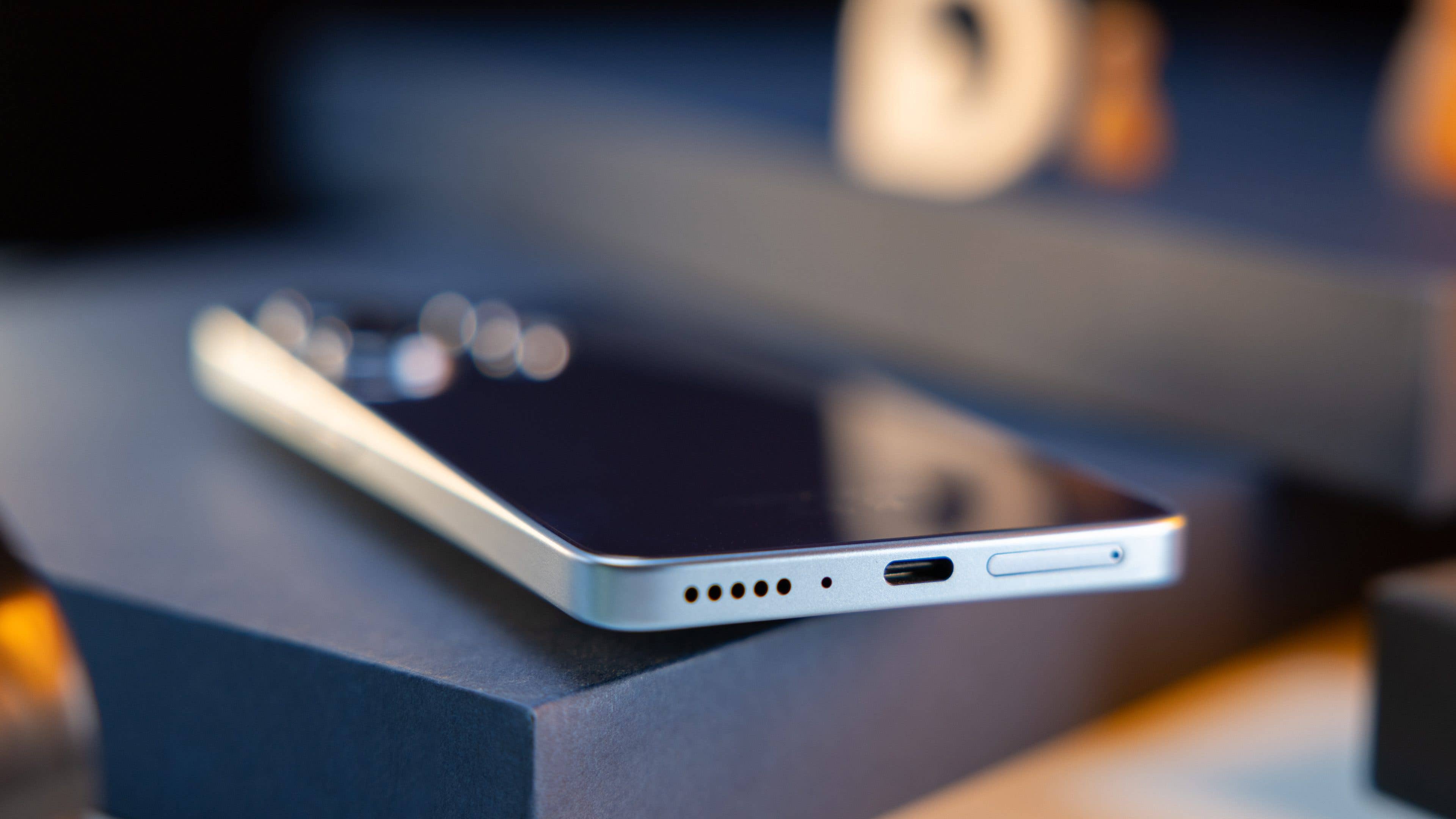 Blick auf die Unterseite des Xiaomi Redmi Note 13 4G