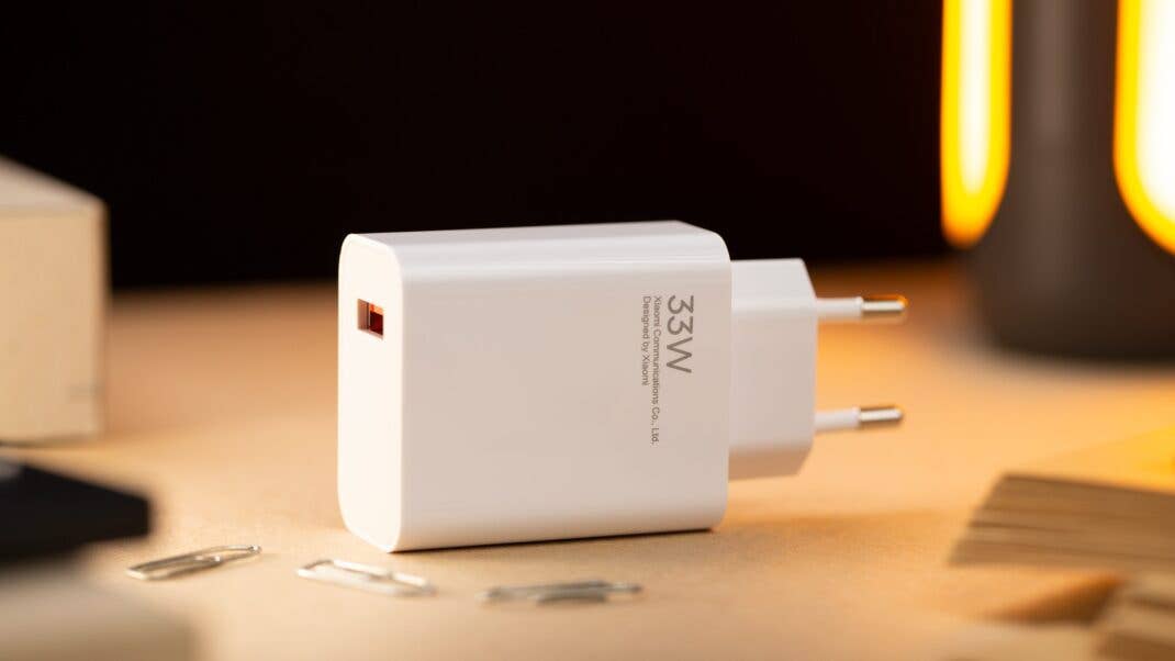 Der weiße Charger des Redmi Note 13 5g