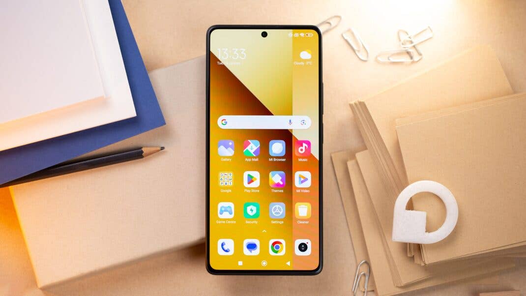 Das Redmi Note 13 5g von vorn mit aktivem Display auf einem Tisch