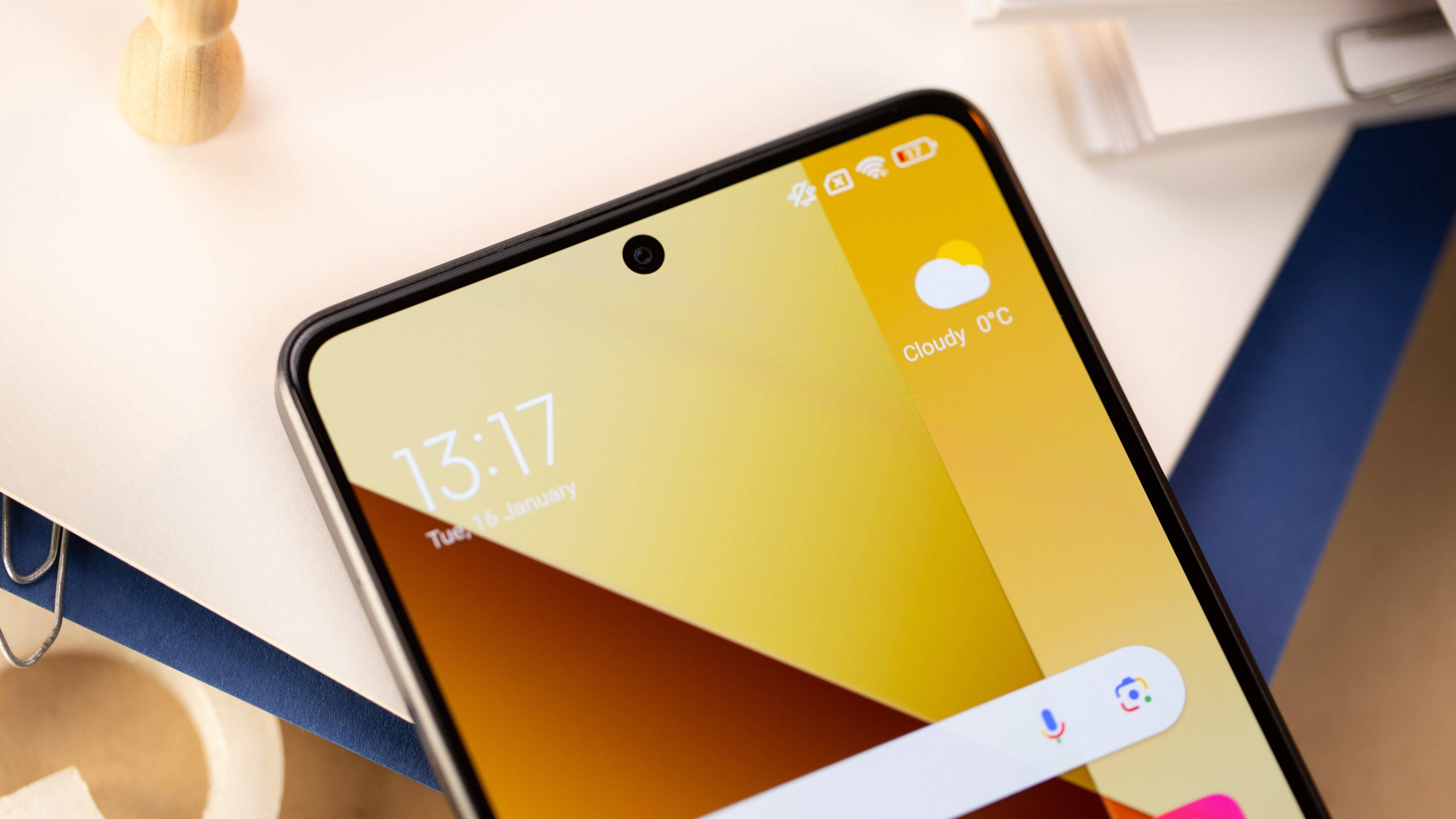 Redmi Note 13 5G auf einem Tisch, Blick auf die obere Hälfte des Displays