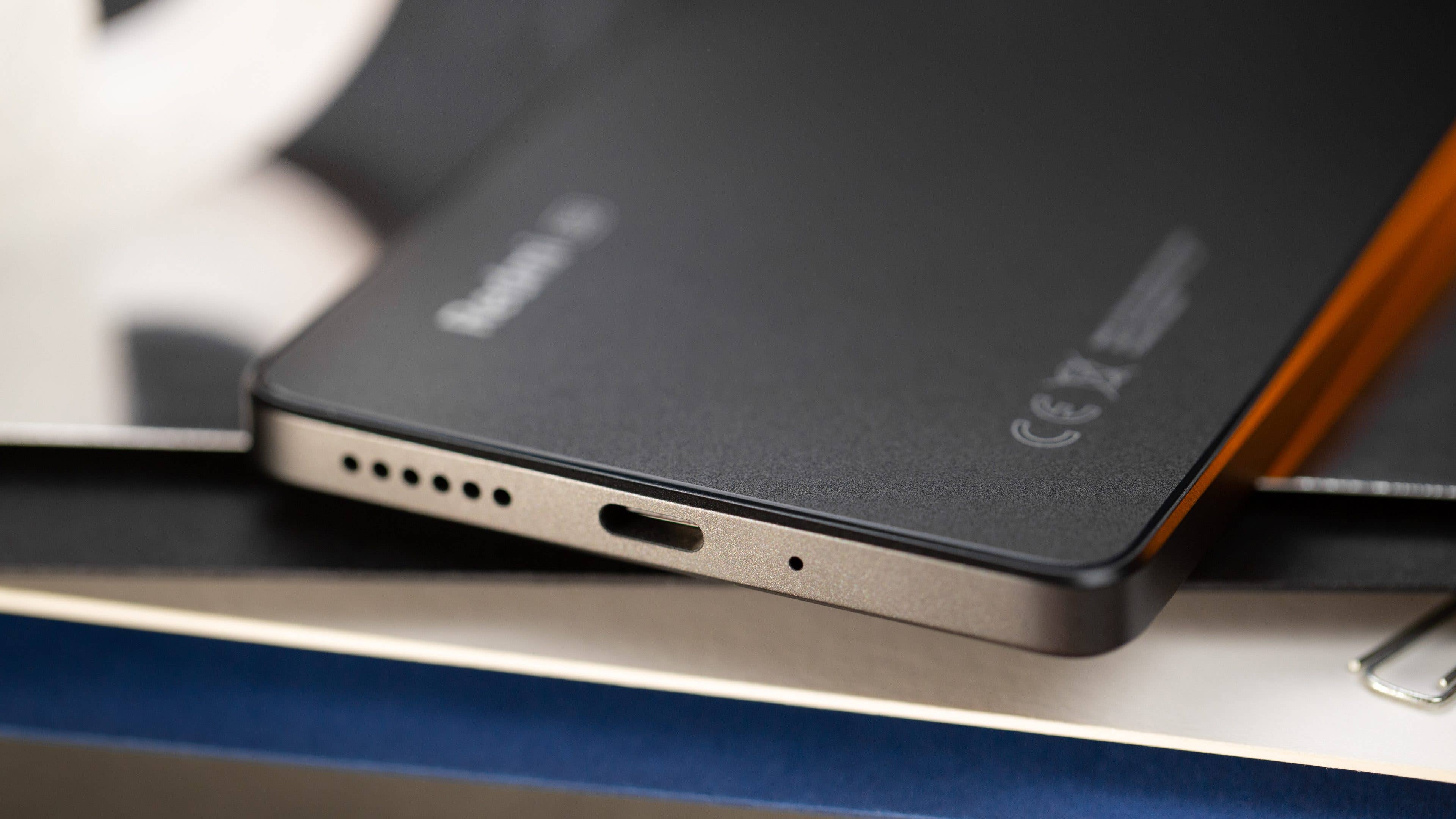 Blick auf die Unterseite des Redmi Note 13 5G mit USB-C-Port, Mikrofon und Speaker