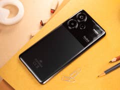 Xiaomi Redmi Note 13 Pro+ von hinten auf einem Tisch liegend