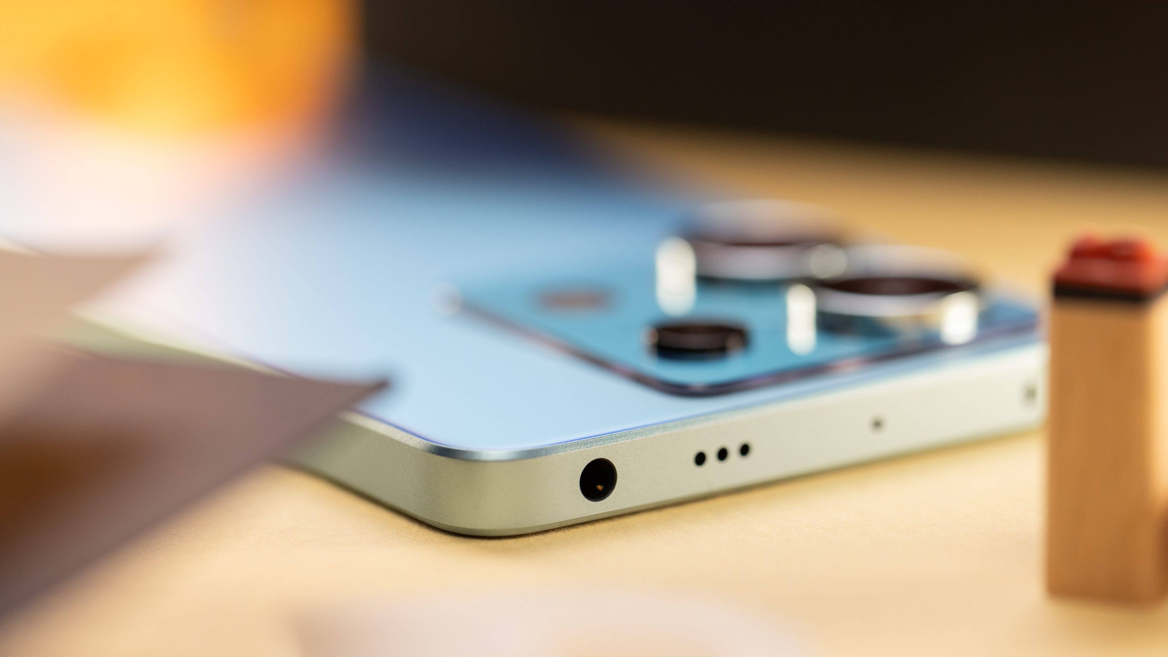 Oberseite des Redmi Note 13 Pro 5G mit 3,5-Millimeter-Klinkenbuchse