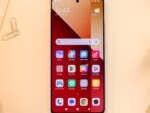 Blick au die Front des Redmi Note 13 Pro 4G mit aktivem Display
