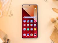 Blick au die Front des Redmi Note 13 Pro 4G mit aktivem Display