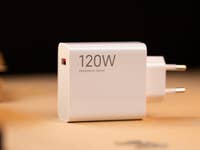 Das weiße 120-W-Ladegerät auf einem Tisch