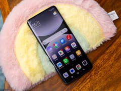 Xiaomi Redmi Note 14 Pro 5G Smartphone auf einer bunten Plüschoberfläche mit App-Icons.