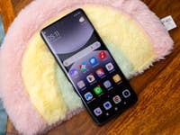 Xiaomi Redmi Note 14 Pro 5G Smartphone auf einer bunten Plüschoberfläche mit App-Icons.