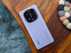 Ein Xiaomi Redmi Note 14 Pro Plus 5G Smartphone in Lavendel auf einem Holztisch.