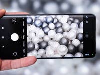 Eine Person hält ein Xiaomi Redmi Note 14 Pro Plus 5G, das eine Kameraoberfläche mit bunten Kugeln im Fokus zeigt.