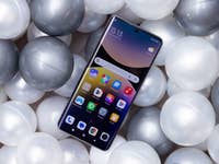 Xiaomi Redmi Note 14 Pro Plus 5G Smartphone auf bunten Bällen.