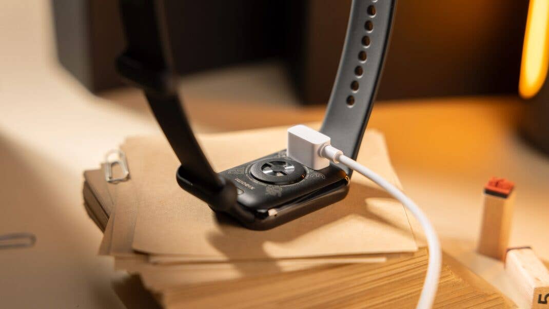 Xiaomi Smart Band 8 Pro beim Ladevorgang Xiaomi Smart Band 8 Pro beim Ladevorgang