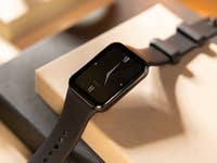 Das Xiaomi Smart Band 8 Proo von schräg oben