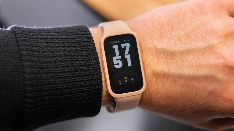 Eine Xiaomi Smart Band 9 Active, die an einem Handgelenk angezeigt wird, mit der Uhrzeit 17:51 und 72% Akku.