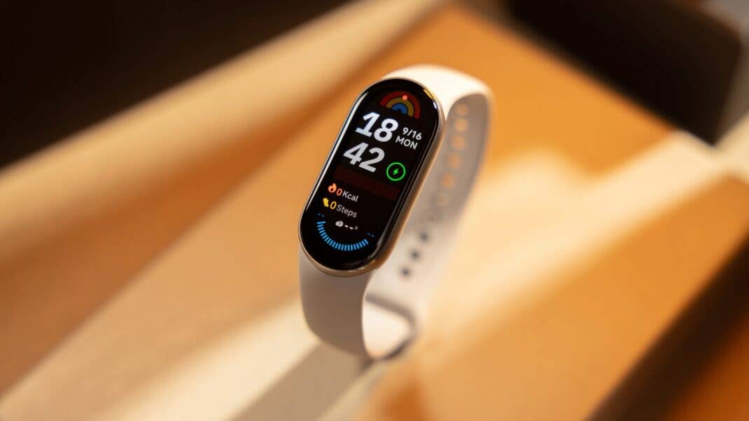 Xiaomi Smart Band 9 von schräg oben, aufgestellt auf einem Tisch Xiaomi Smart Band 9 von schräg oben, aufgestellt auf einem Tisch