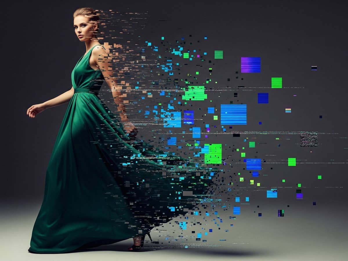 Eine Frau in einem fließenden grünen Kleid, mit digitalen Pixeln, die sich von ihr lösen, während sie geht.