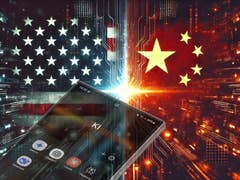 Ein Smartphone mit Apps vor dem Hintergrund der US- und China-Flaggen.