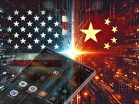 Ein Smartphone mit Apps vor dem Hintergrund der US- und China-Flaggen.