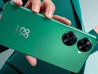 Frau in grüner Kleidung hält das Huawei Nova 11 SE in der Hand