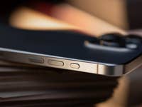 Das iPhone 15 Pro Max von der Seite mit Blick auf die Buttons.