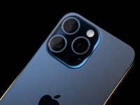 iPhone 15 Pro Max von hinten mit Blick auf die Kamerasensoren