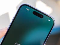 Nahaufnahme eines iPhone 16 Bildschirms, der die Uhrzeit 3:49 anzeigt.