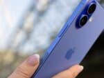 Eine Person hält ein blaues Apple iPhone 16, das die Dual-Kamera und das schlanke Design zeigt.