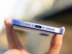 Nahaufnahme eines iPhone 16, das die Unterseite mit einem USB-C-Anschluss und Lautsprechern zeigt.