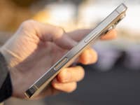 Eine Person hält ein Apple iPhone 16 Pro und zeigt die Seitentasten und das elegante Design.