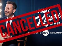 Jimmy Kimmel lächelt vor einem Spiegel mit dem Aufdruck 'ABGESAGT' über dem Bild.