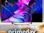 HiSense 55U7KQ in einem Wohnzimmer, davor Prime-Day-Preisschild