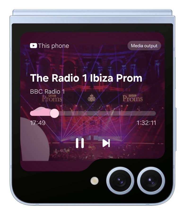 Das Galaxy Z Flip 6 zeigt einen Musik-Player mit The Radio 1 Ibiza Prom von BBC Radio 1.
