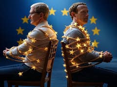 Zwei Männer sitzen Rücken an Rücken, mit Lichtern gefesselt, vor einem blauen Hintergrund mit europäischen Sternen.