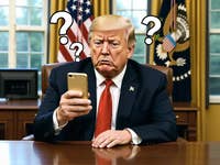 Donald Trump sitzt an seinem Schreibtisch und schaut verwirrt auf sein Handy, im Hintergrund Fahnen.