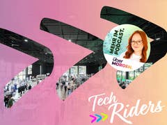 Eine lebendige Podcast-Werbegrafik mit dem Text 'MEHR IM PODCAST.' und 'Tech Riders' im Hintergrund einer Veranstaltung.