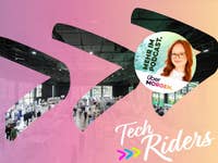 Eine lebendige Podcast-Werbegrafik mit dem Text 'MEHR IM PODCAST.' und 'Tech Riders' im Hintergrund einer Veranstaltung.
