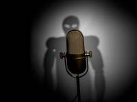 Ein vintage Mikrofon steht vor einem dunklen Hintergrund und wirft einen Schatten.