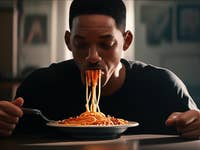 Will Smith, der Spaghetti mit einer Gabel isst, blickt konzentriert auf sein Essen.