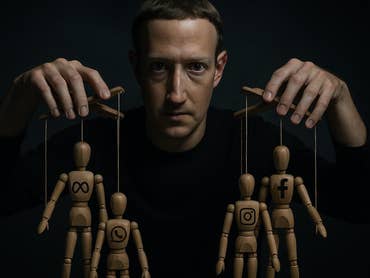 Mark Zuckerberg hält Puppenfiguren, die Facebook, Instagram, WhatsApp und Meta darstellen.